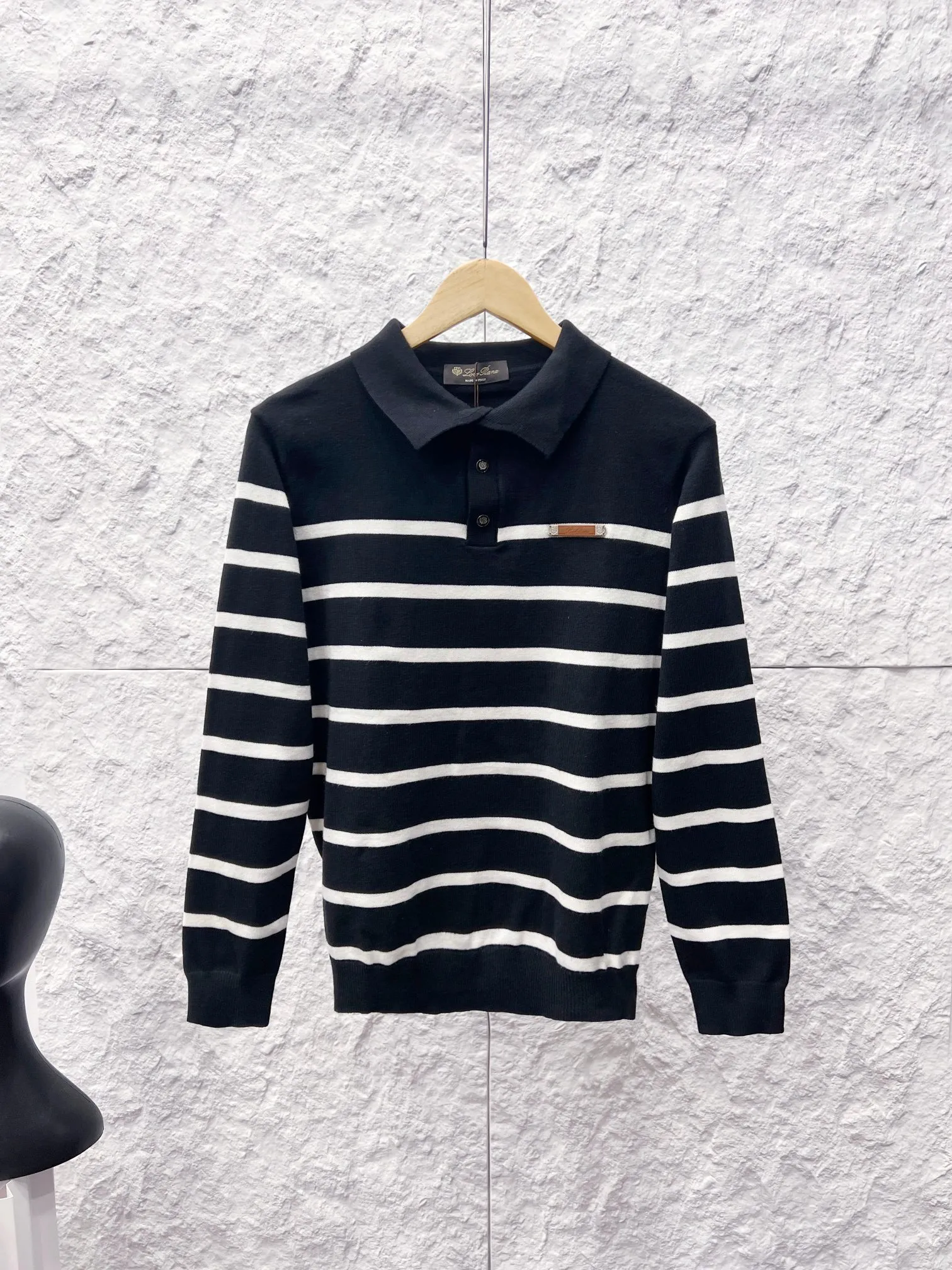 LP (Loro Piana) wool blended striped long-sleeved knitted Polo, 16-needle computerized flat-machine plain yarn-dyed horizontal stripe knitting (the yarn-dyed integrated stripe is not a back-printed stripe). Collar type: knitted lapel Polo collar, with lining at the bottom for shaping. Placket: three-button half-open placket with reinforced embedded clips at the barrel position. Details: Genuine Leather leather label embossed on the chest; ribbed edges on the cuffs and hem; flat shoulder seams (shoulder seams) Color: Black White Sizes: S-2XL (worry-free after-sales service)